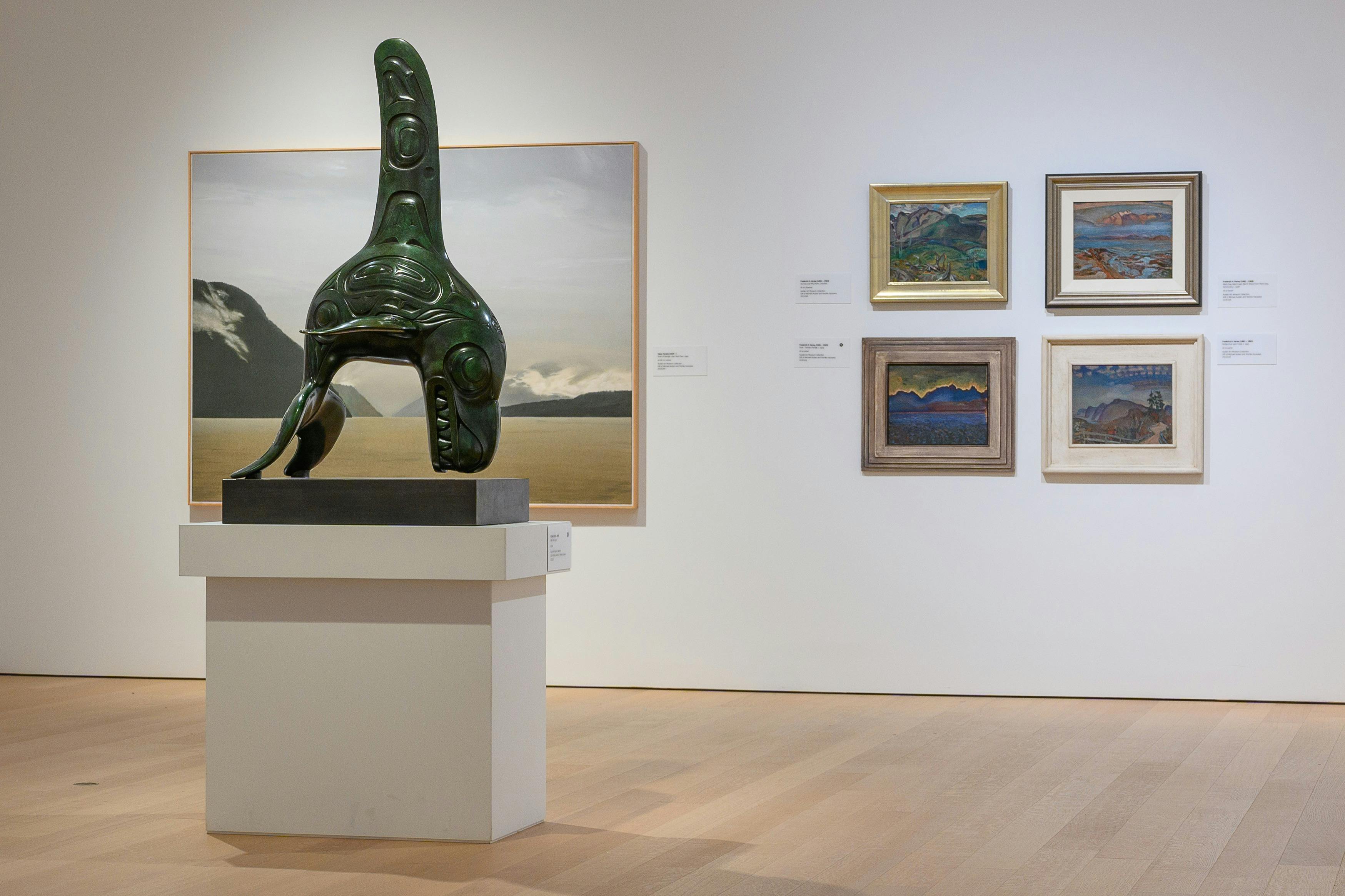 Une vue de la collection permanente, avec une baleine en bronze et plusieurs peintures de paysages.