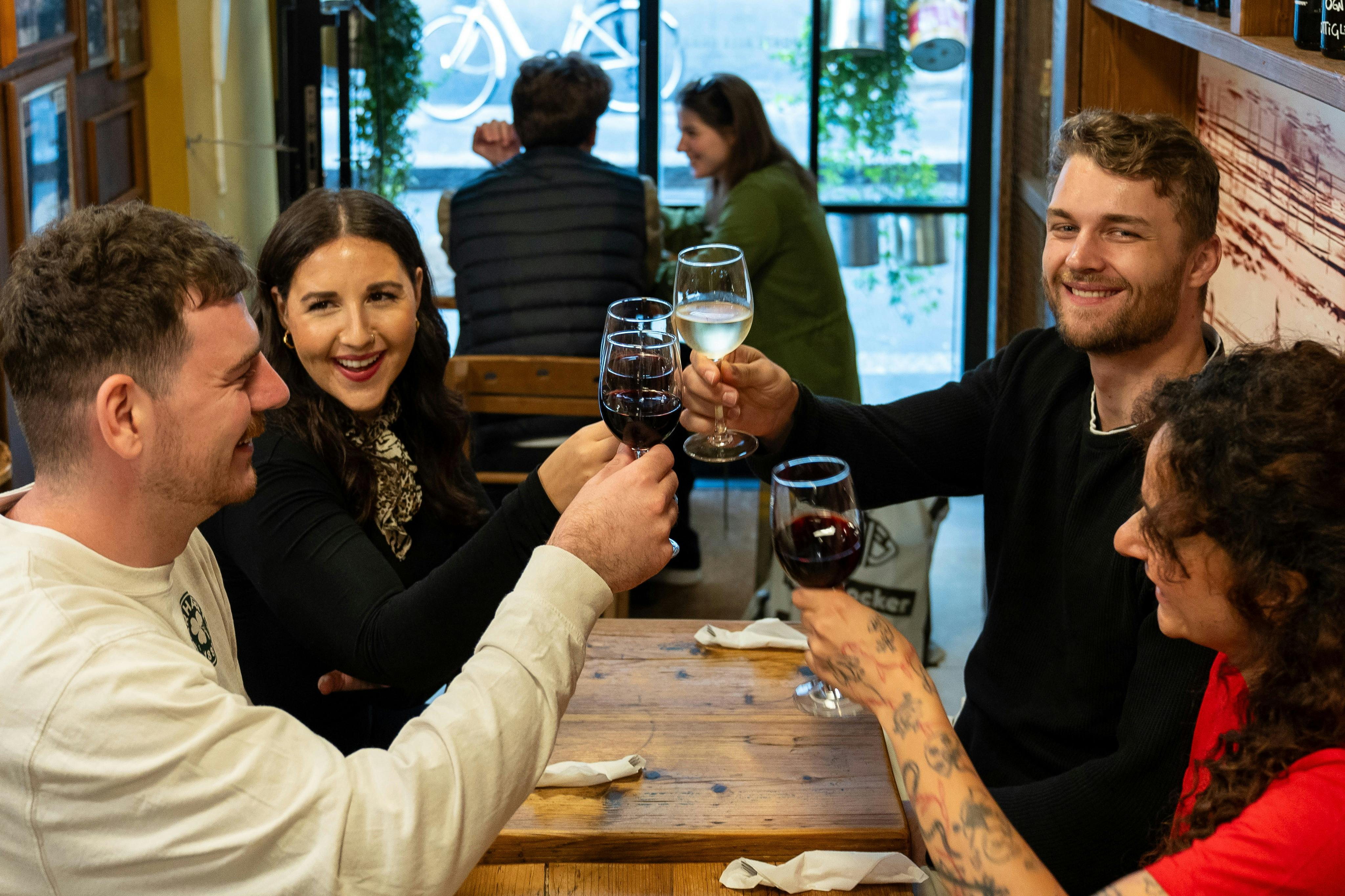 Faites-vous de nouveaux amis en sirotant plusieurs verres de vin toscan exquis tout au long du voyage !