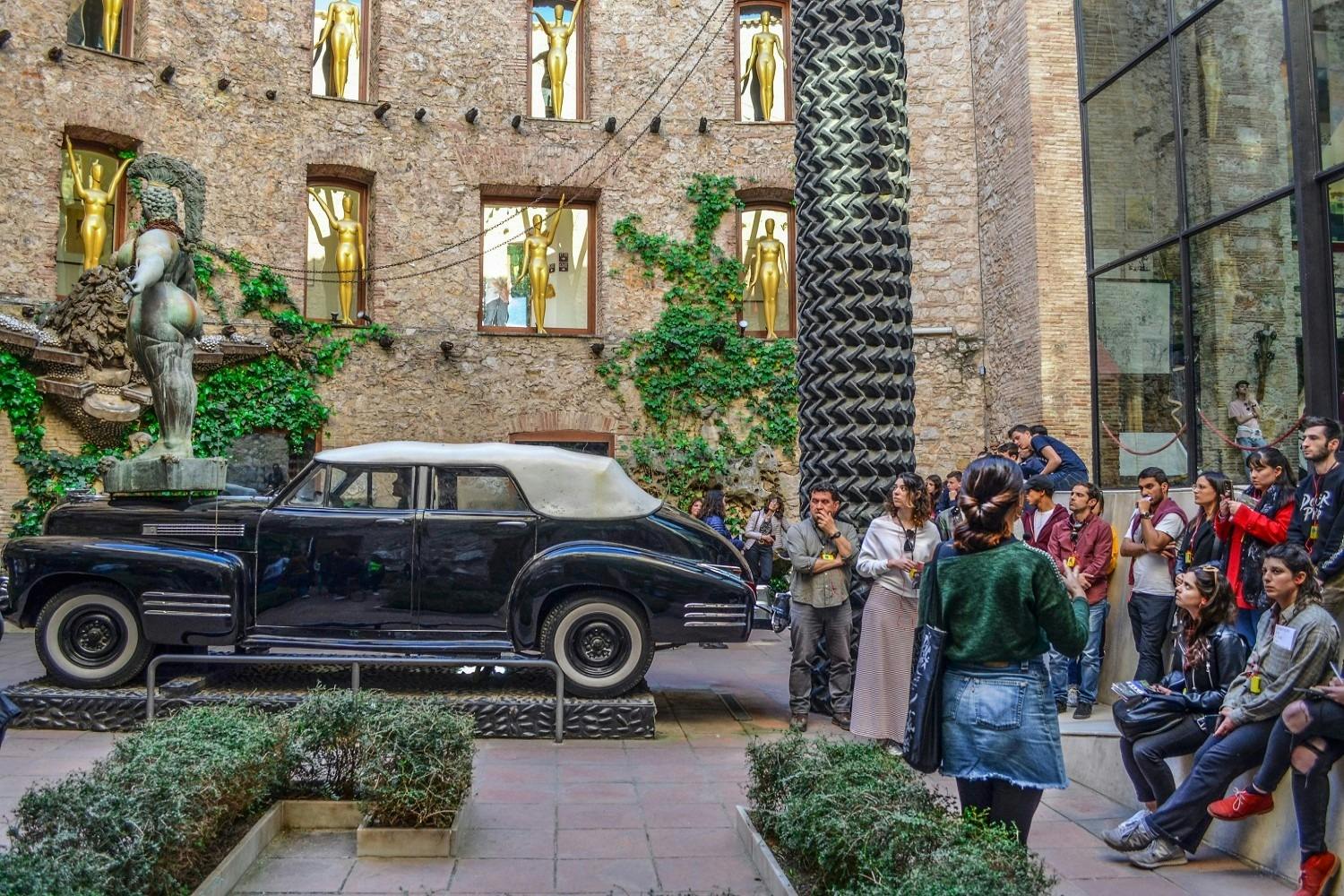 Hlavní vchod do dali