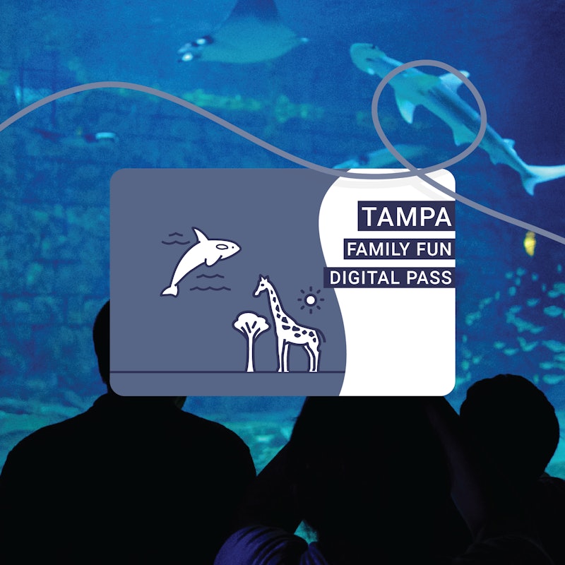 Silhouette di persone che guardano un acquario con una grafica del Tampa Family Fun Digital Pass con un delfino e una giraffa.