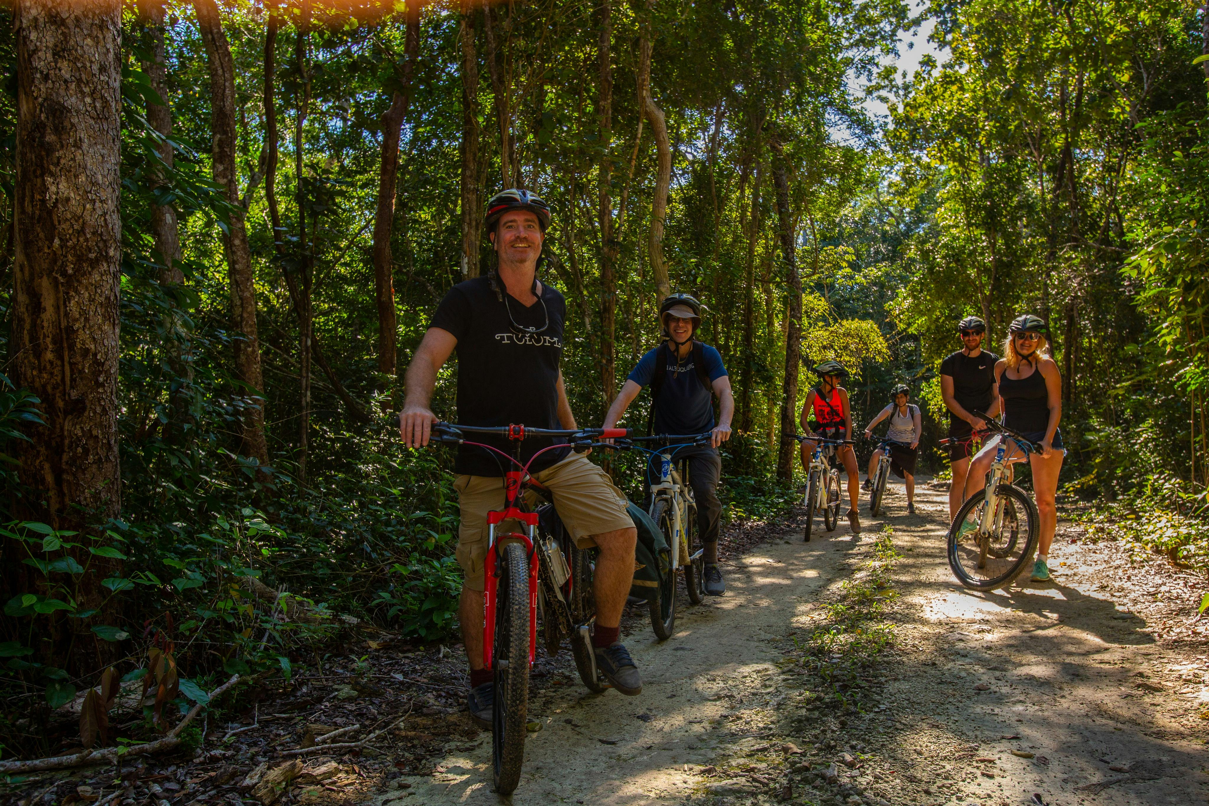 Skupina v džungli na kole