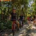 Grupa w dżungli na rowerze