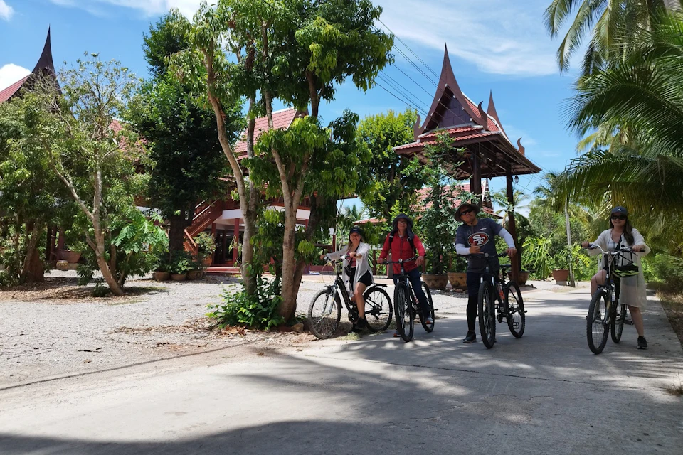 Colors of Damoen Saduak bicycle ride