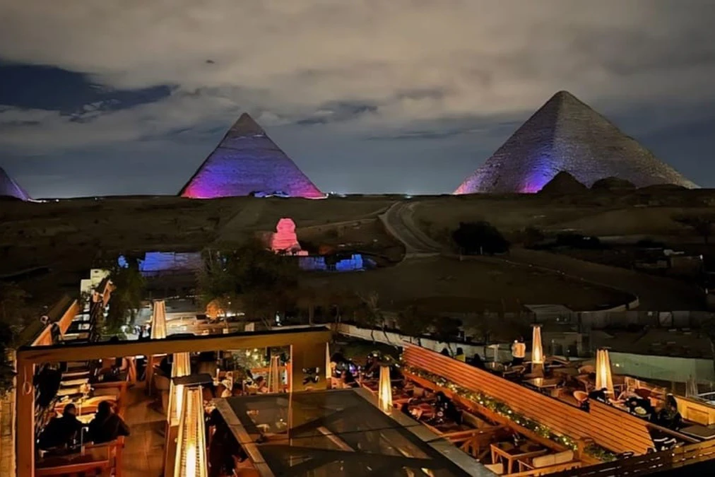 Cairo: Dinner at The Great Pyramid Inn + Transfers