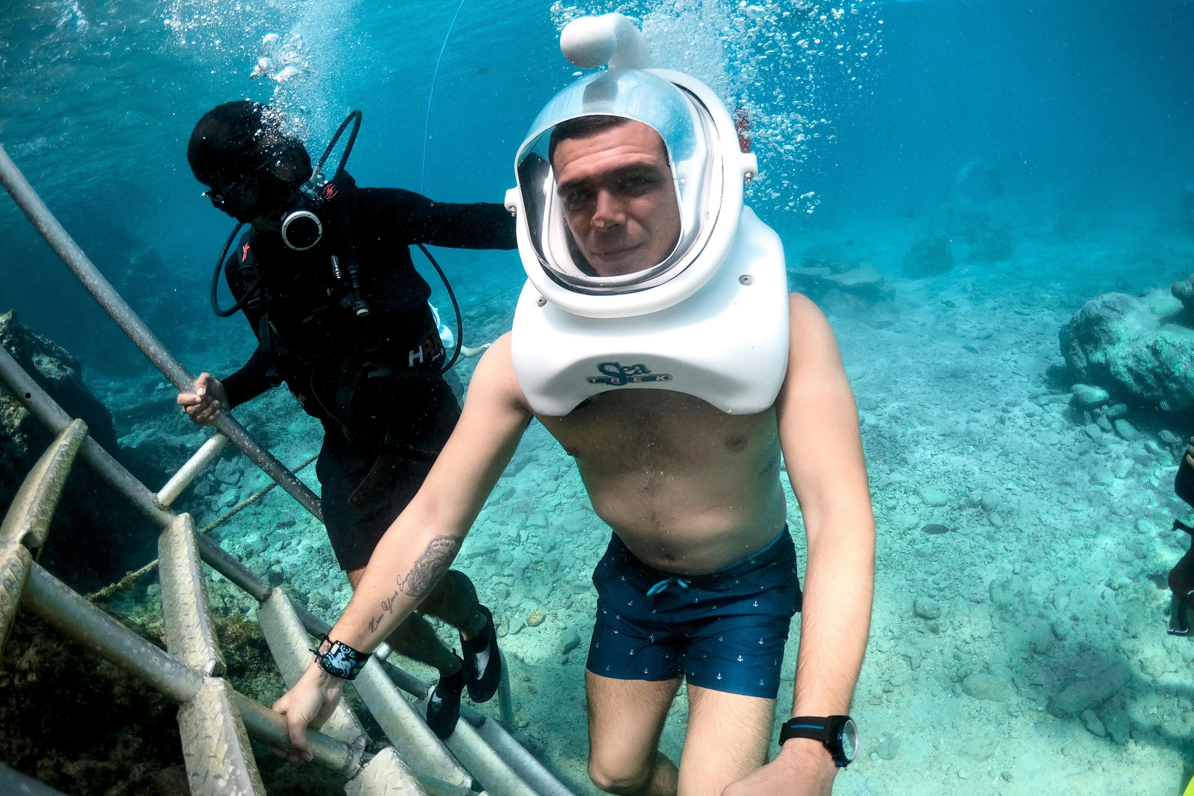 Promenade sous-marine avec casque à Cozumel.