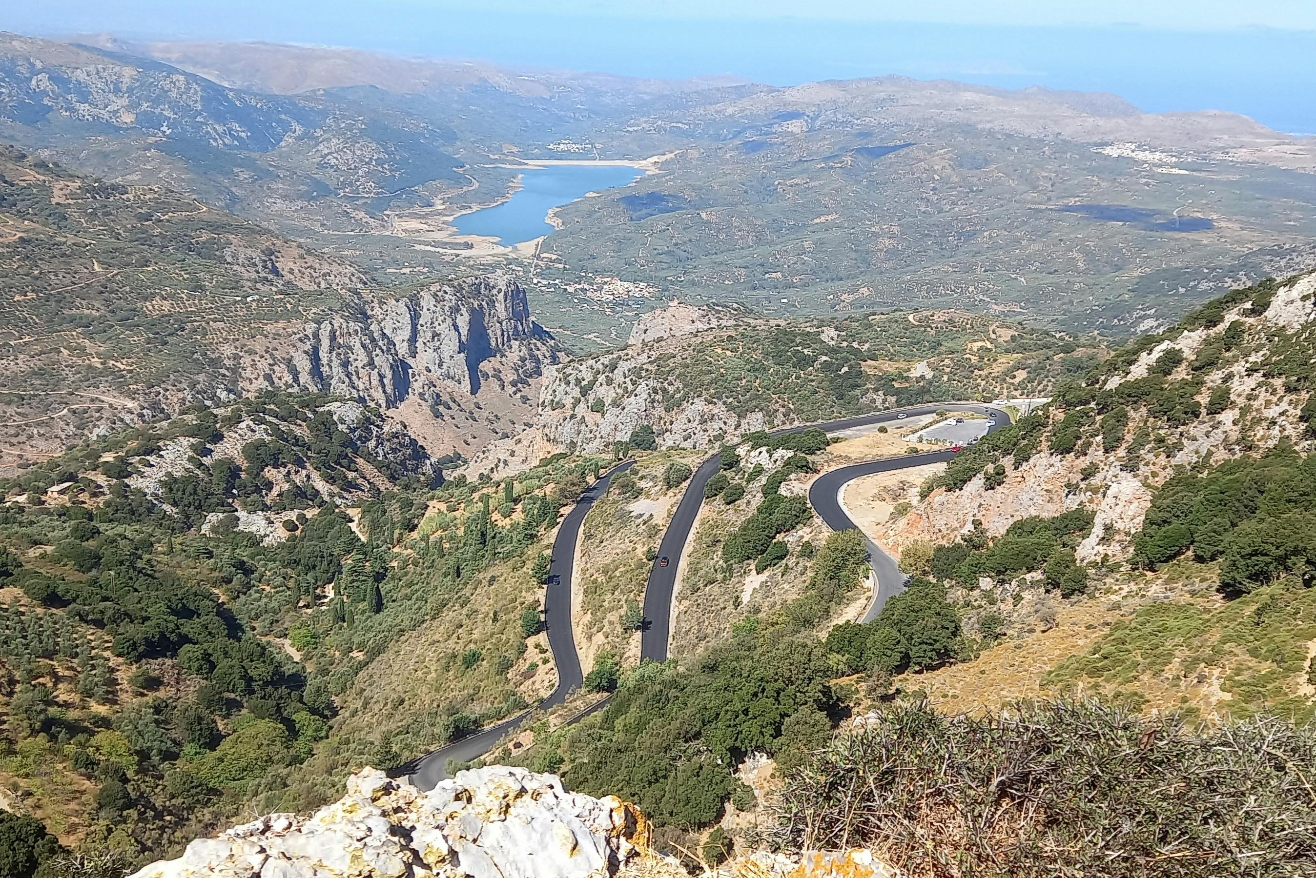 ラシティ高原への道