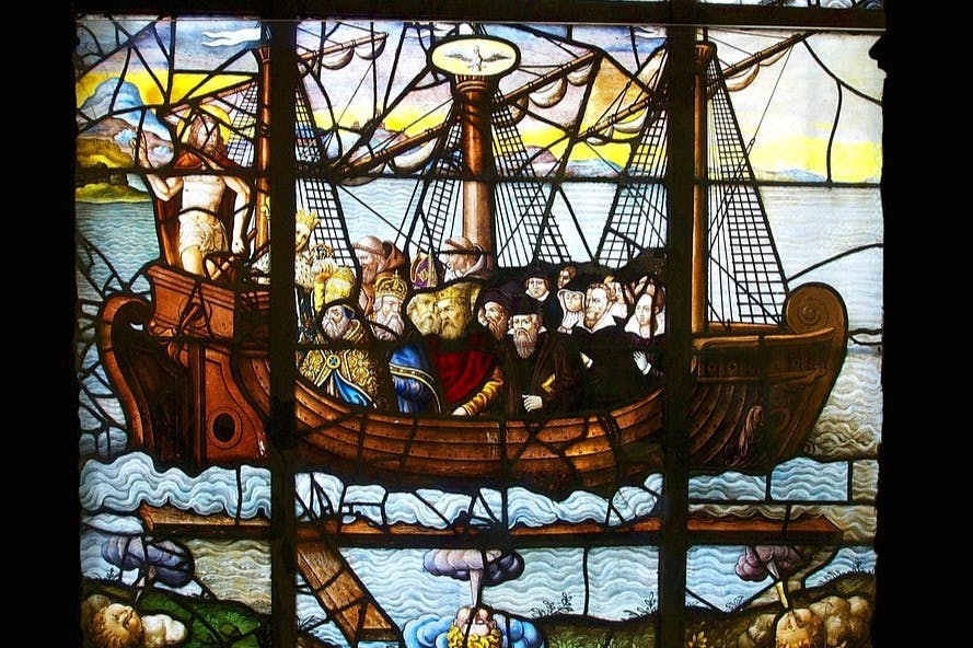 一群身着历史服装的人在一艘木船上的彩色玻璃艺术品，背景是海浪和阴云密布的天空。