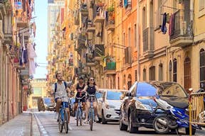 骑自行车穿越巴塞罗那的街道