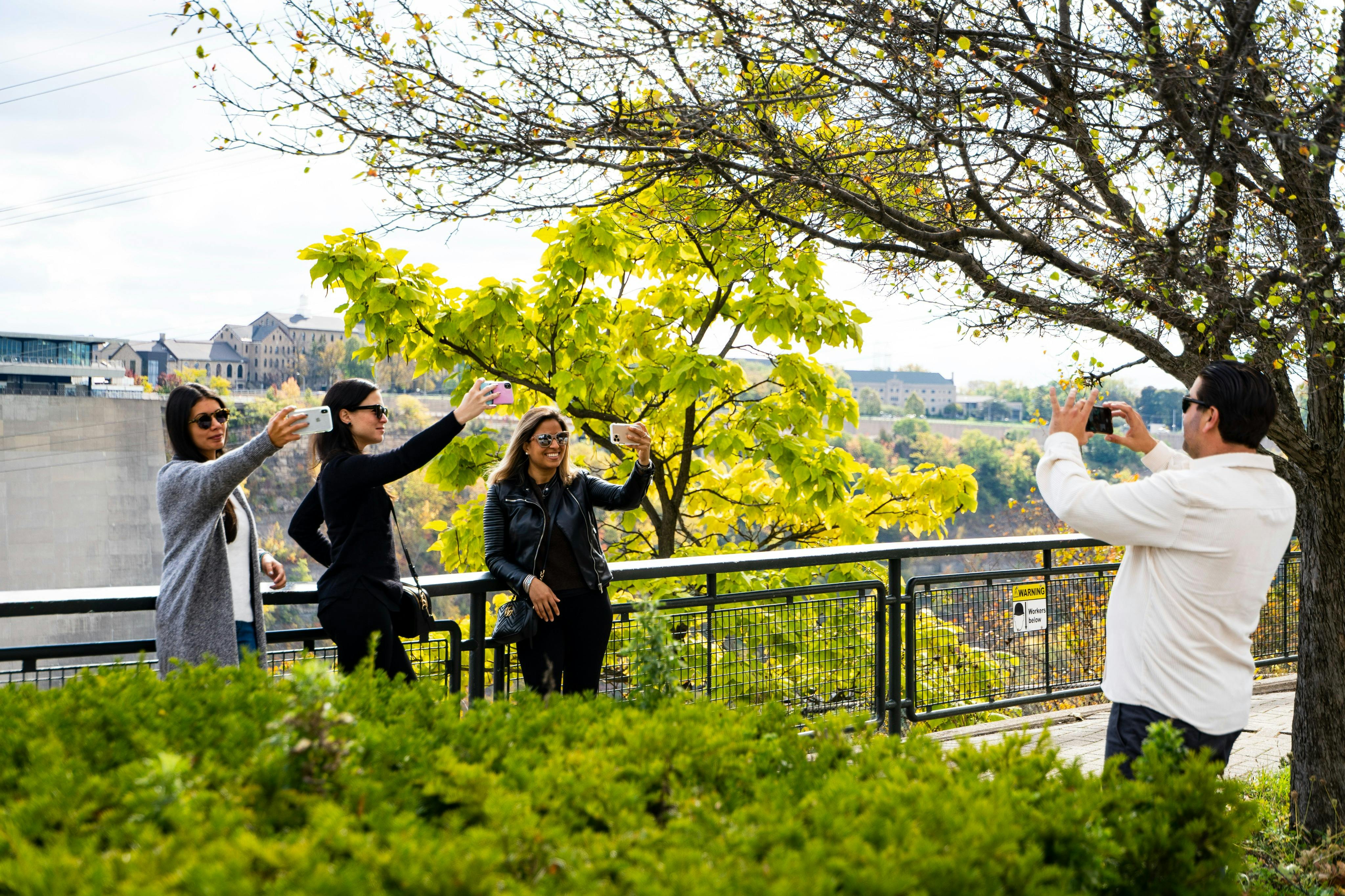 三人自拍必须被记录下来