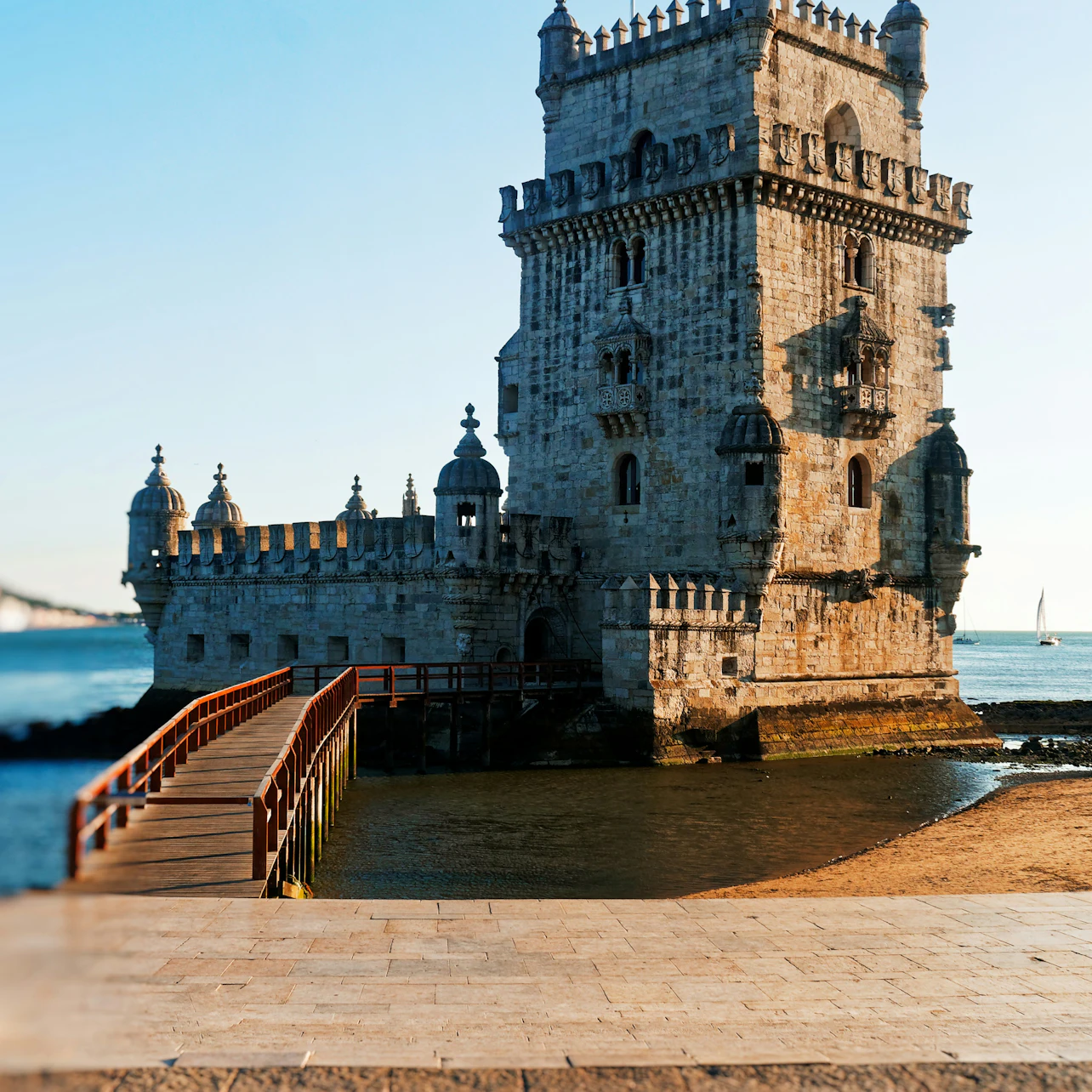 Lisbon: 24 or 48-Hr Hop-on Hop-off Bus Tour in Lisbon β Tiqets