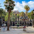 Zonnig Royal Square met mooie palmbomen en een fontein