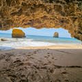 Een verborgen grot tussen Marinha Beach en Benagil die alleen te zien is met Algavre Beauties.