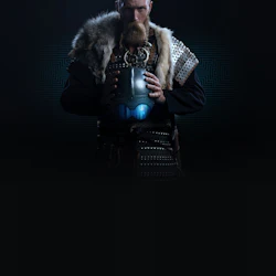 En person i päls och metallpansar håller en hjälm mot en mörk bakgrund med subtila blå geometriska mönster.