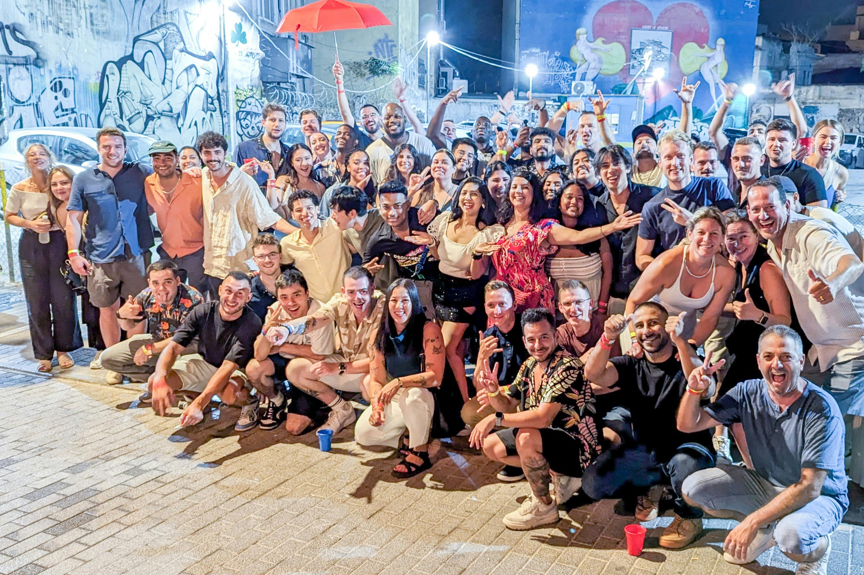 Atenas: Pub Crawl + Bebidas Ilimitadas + Entrada em Boate - Photo 7
