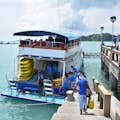Wejdź na pokład statku eskortowego na przystani Ao Por w Phuket