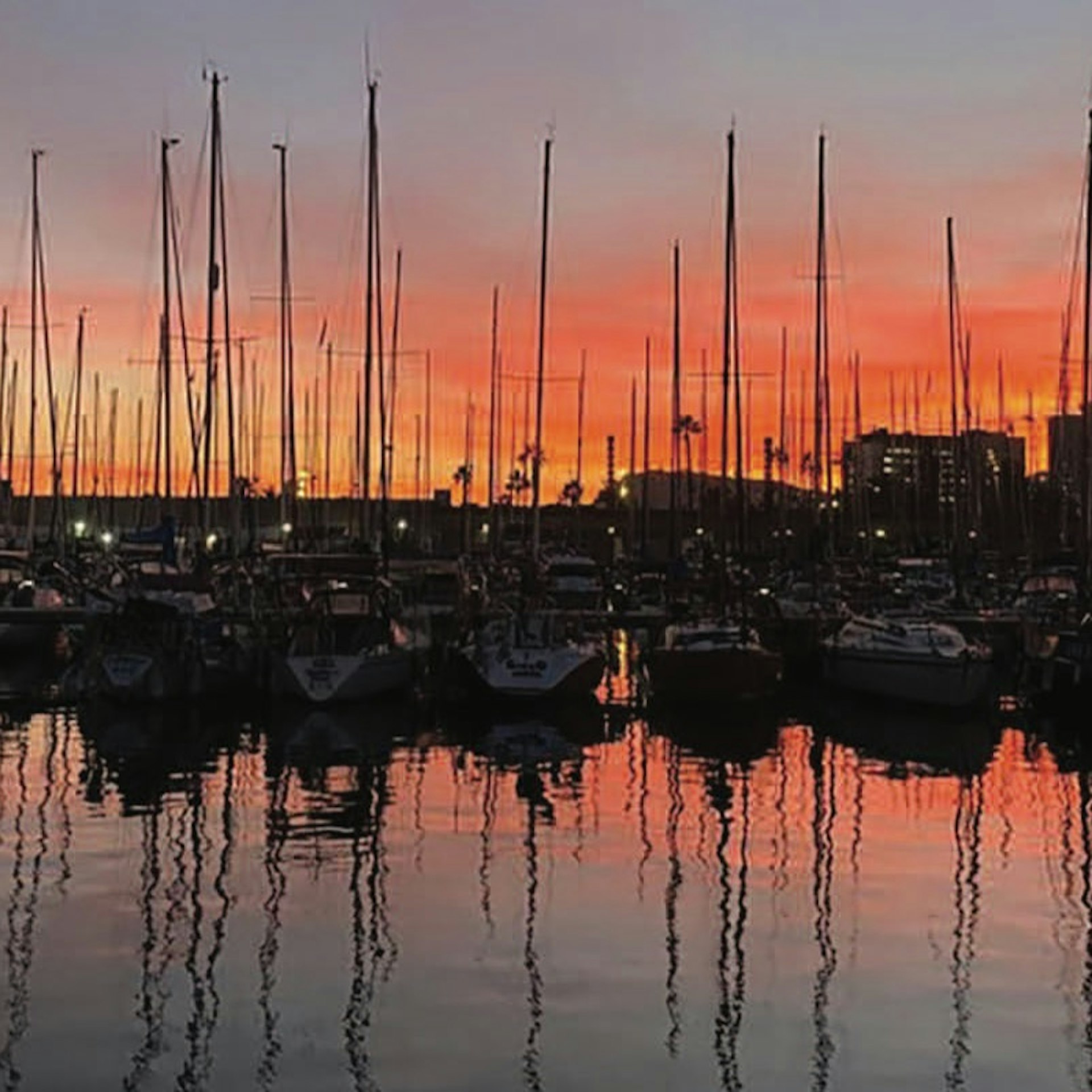 Barcelona: Viatge en veler al capvespre de 2 hores amb begudes i aperitius