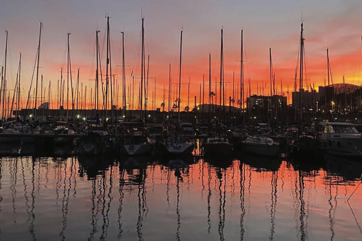 Barcelona: 2-Hr Sunset Sailing Trip with Drinks & Snacks