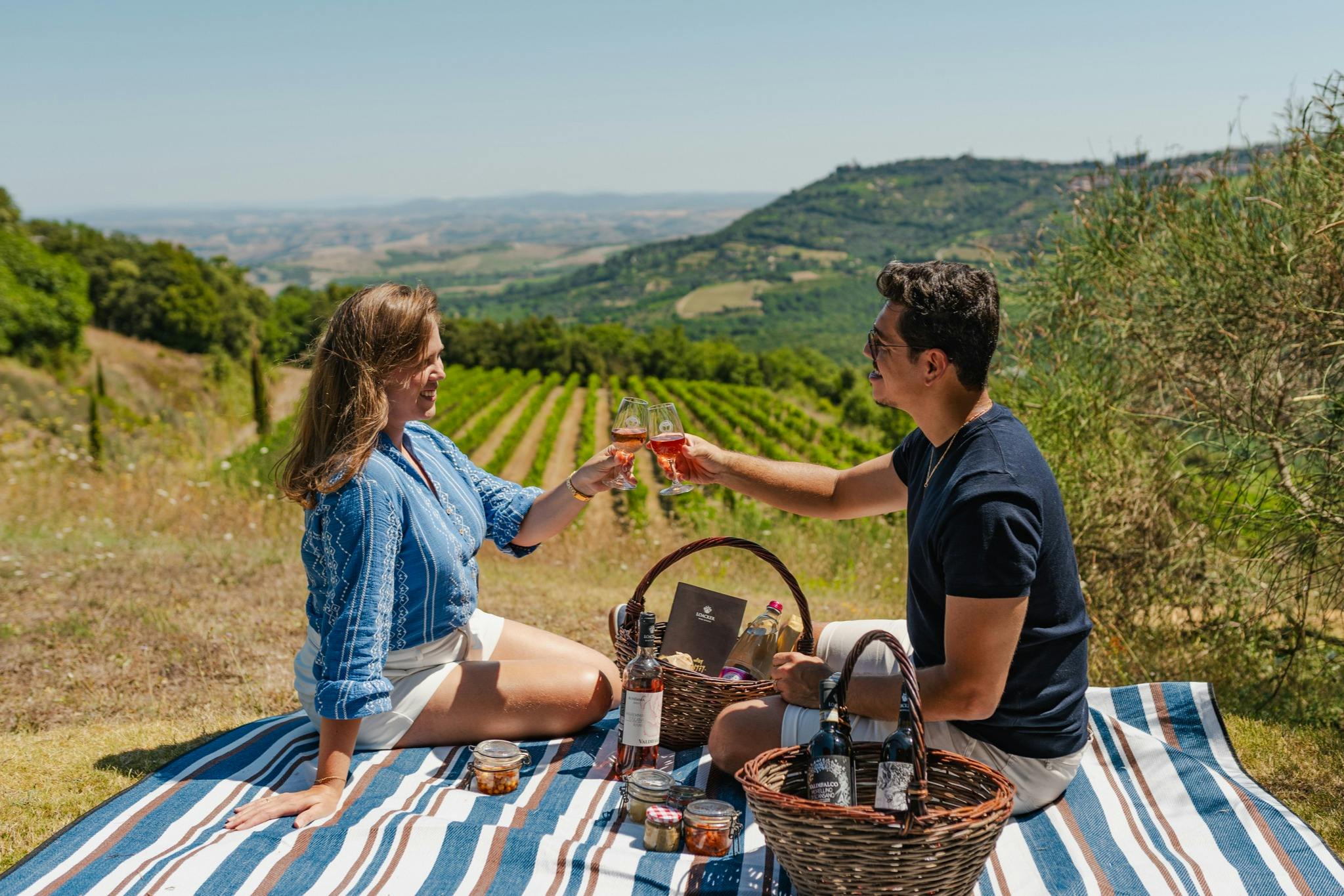 在葡萄园里享受浪漫野餐