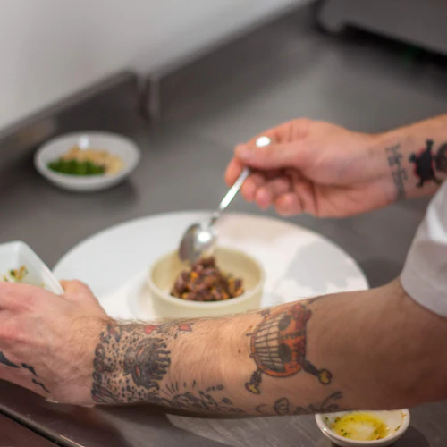 Kock som pläterar skotsk mat