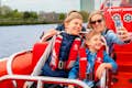 Fantástica diversão para a família em uma lancha Thames Rockets London