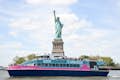 Άγαλμα της Ελευθερίας πίσω από το τουριστικό σκάφος Big City