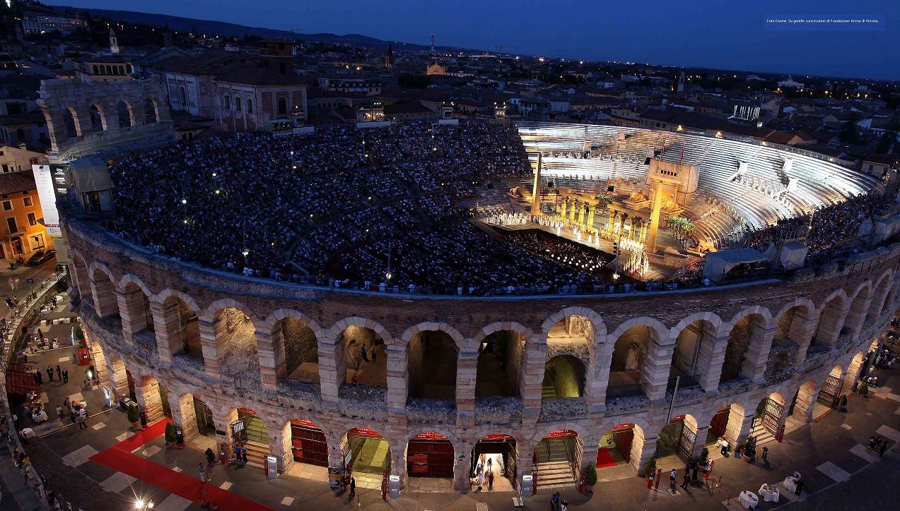 Arènes De L'Opéra De Vérone : Billet D'opéra Et Visite à Pied De La Ville