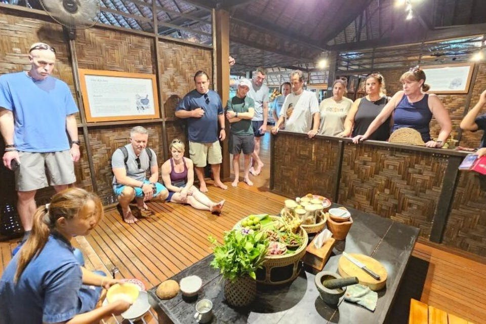 Συμμετέχετε στην παρασκευή πάστας κάρυ χρησιμοποιώντας φρέσκα υλικά που προέρχονται από το αγρόκτημα.