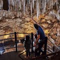En el interior de la impresionantemente decorada Cueva de Ngilgi.