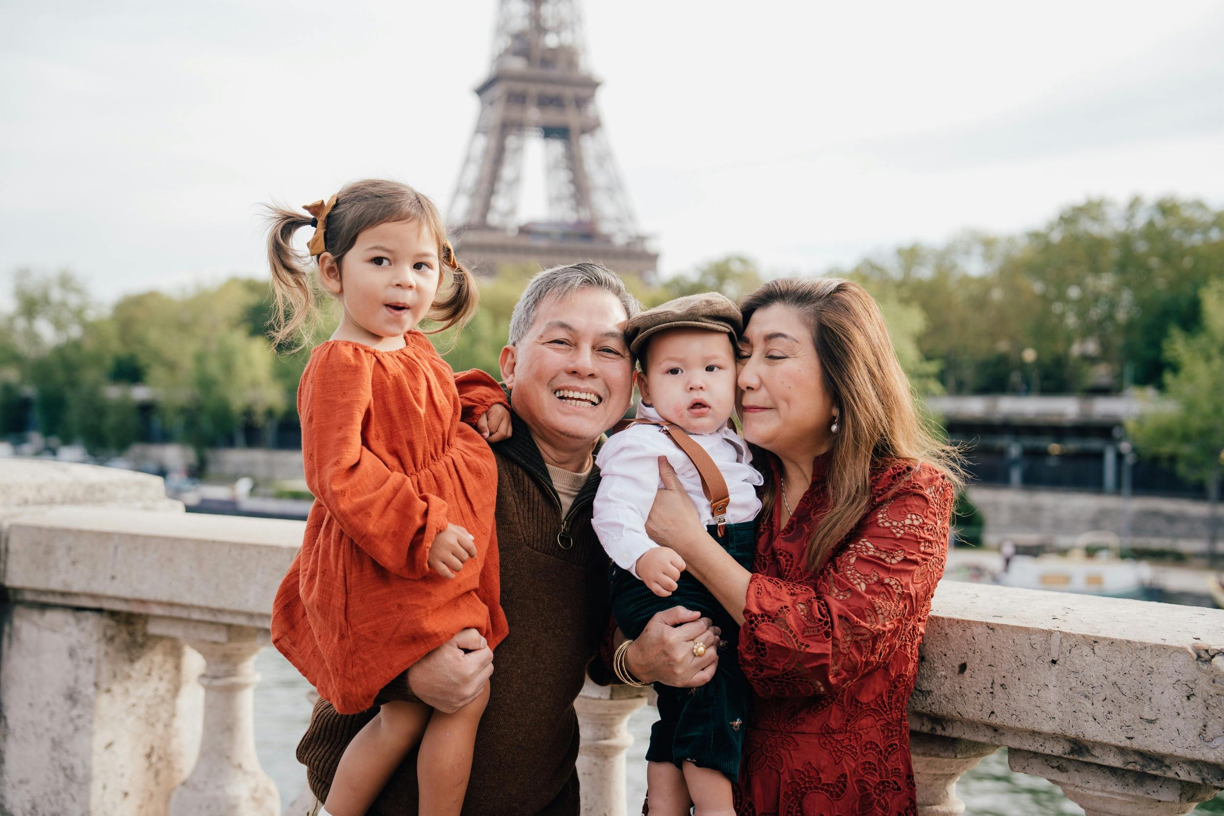 Family photos in Paris with the Eiffel tower