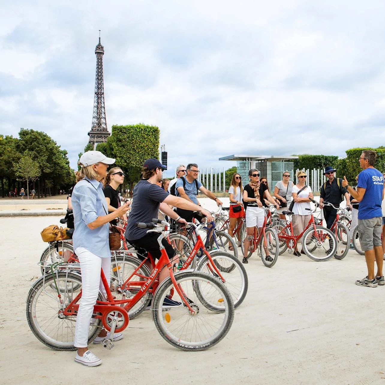 Paris: Highlights Guided Bike Tour