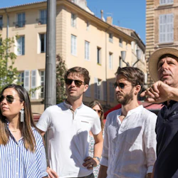 En grupp med guiden på besök i Cassis