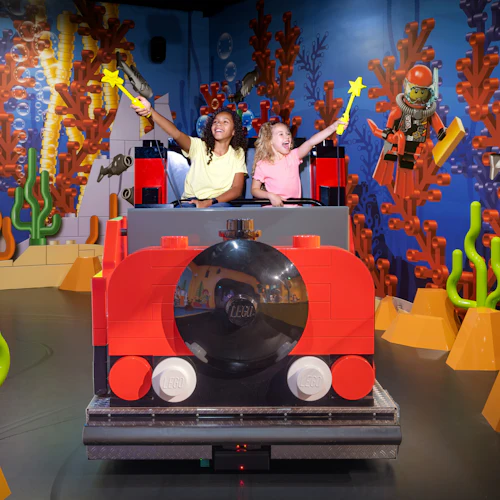 Maak een trein rit door een överdimensionerad Lego wereld