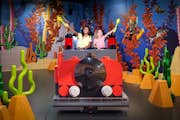 Maak een trein rit door een oversize Lego wereld