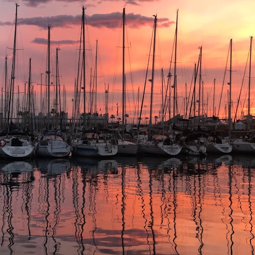 Barcelona: 2-Hr Sunrise Sailing Tour + Drinks & Snacks