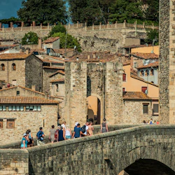 Korsar bron in i Besalu.