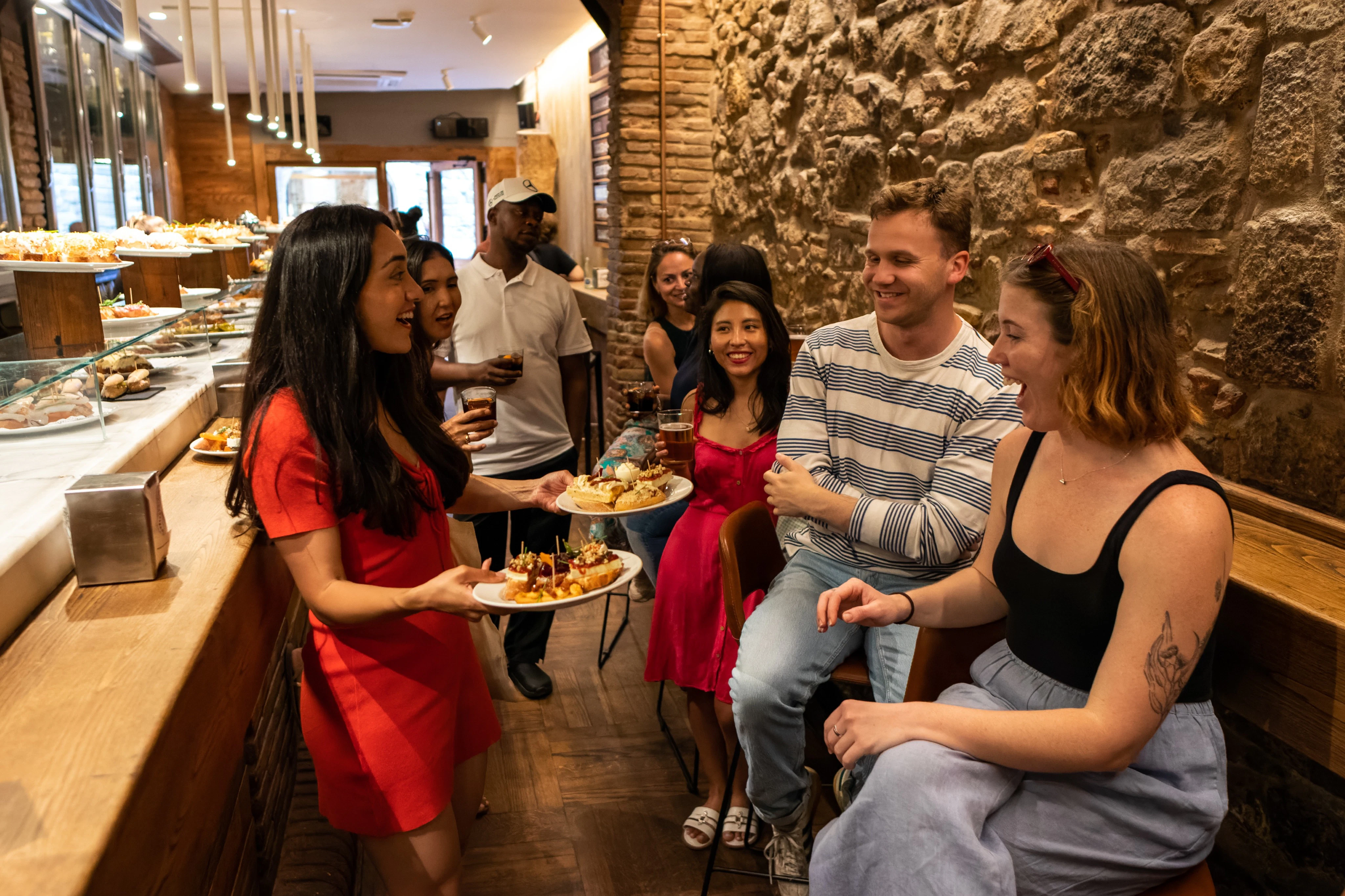 Barcelona: Gothic Quarter & El Born Guided Tour + Tastings +  Drink