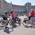 Ciclisti in Piazza degli Eroi