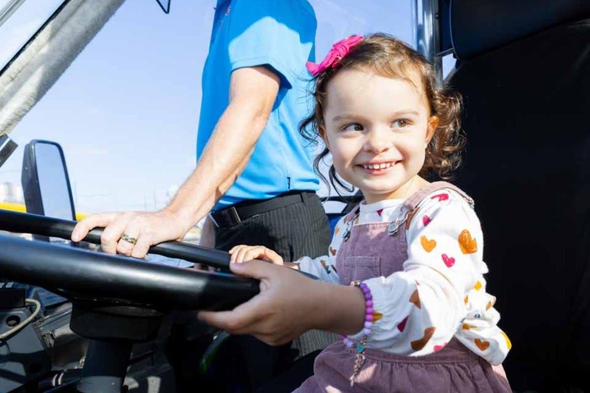 Ein Kind fährt das Aquaduck