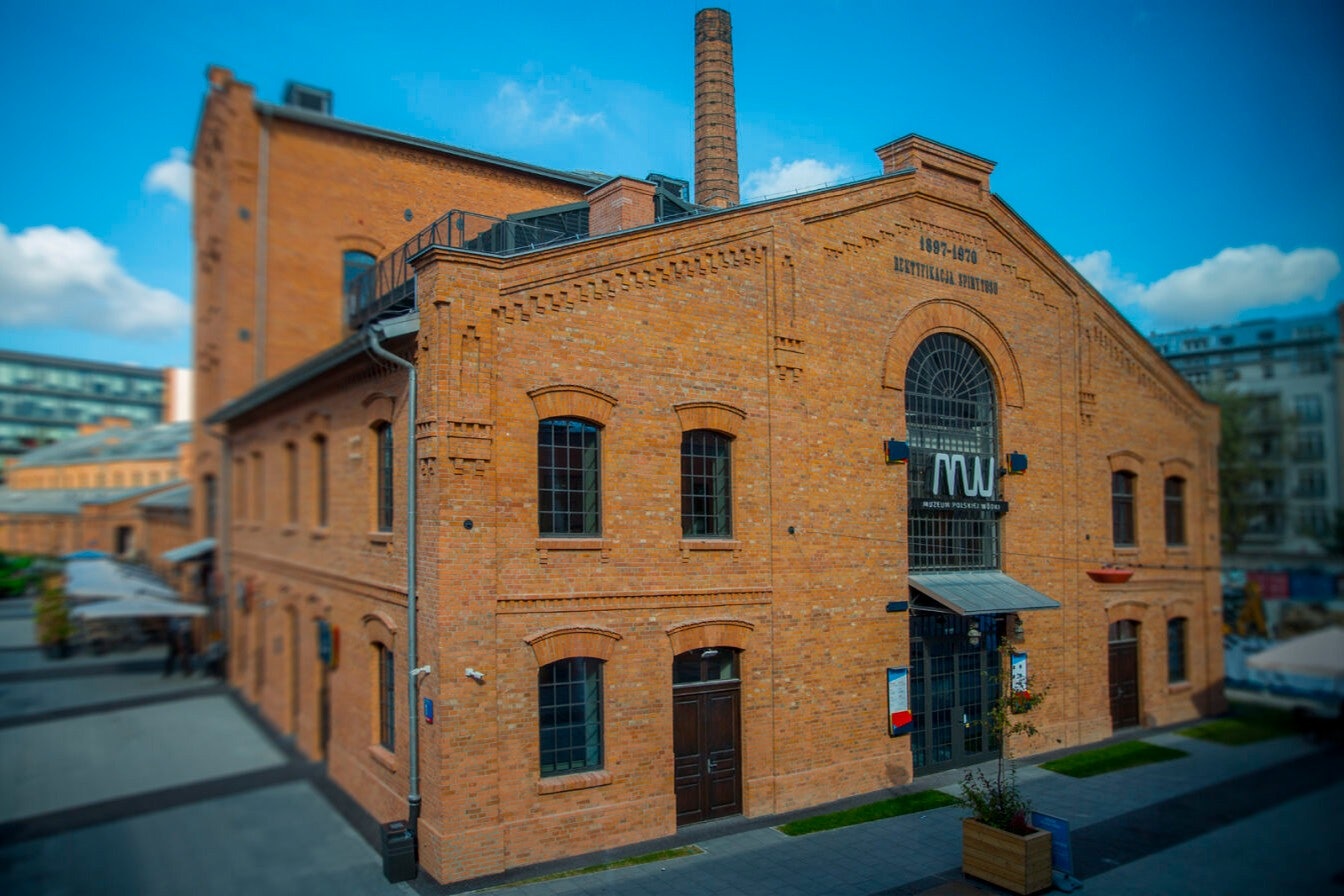 Polish Vodka Museum: Guided Tour in English + Tasting of 4 Vodkas