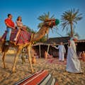 Toeristen op een kameeltocht in de woestijn