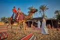 Turistas en un paseo en camello por el desierto