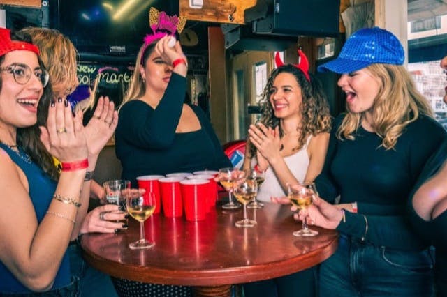 参与者在玩啤酒乒乓球