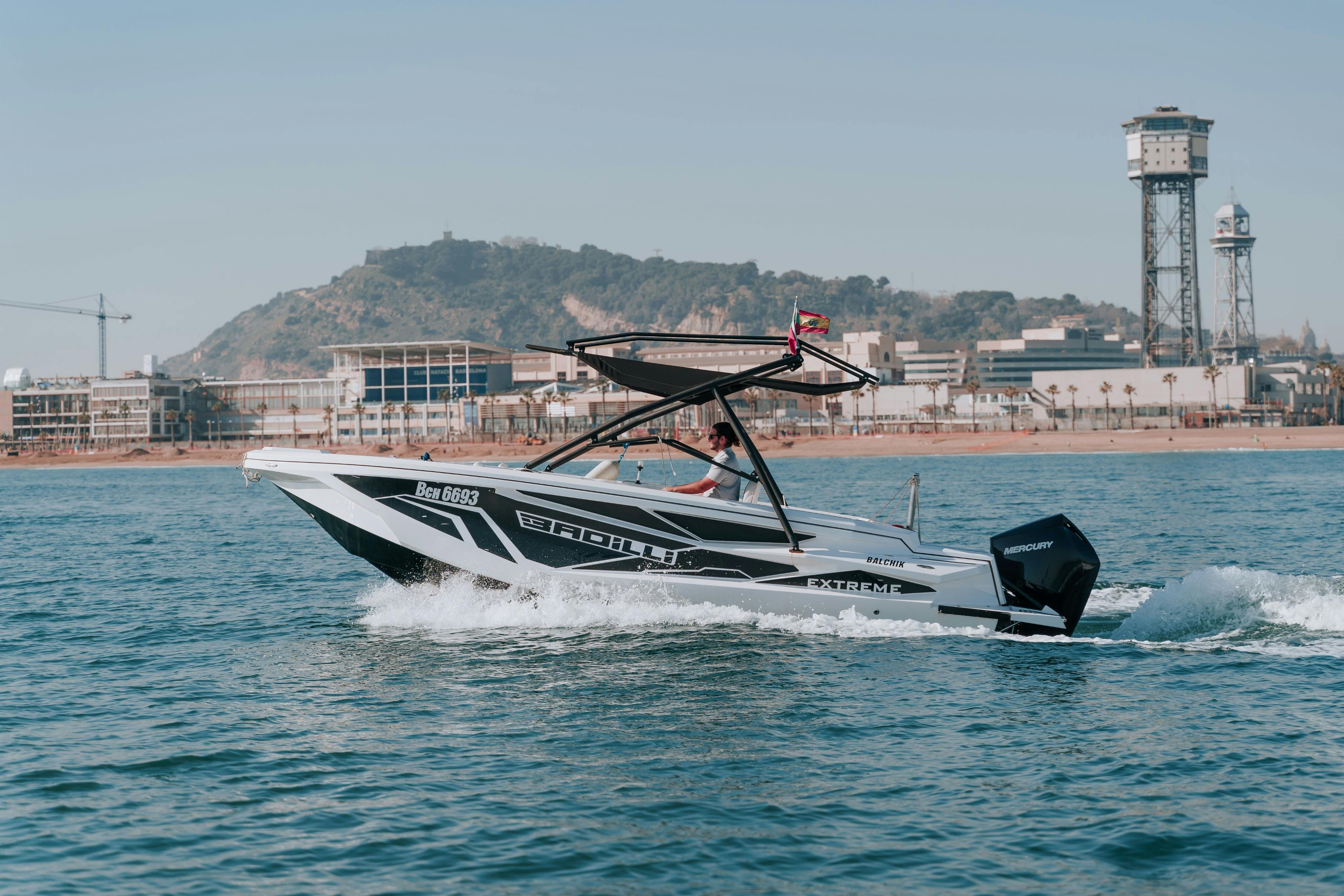 bateau utilisé pour remorquer des structures gonflables