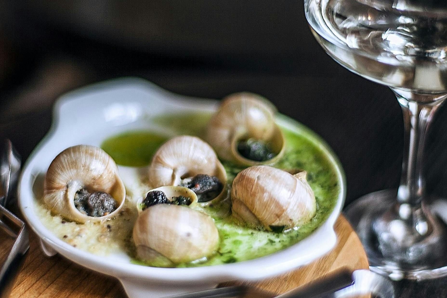 Μια εμπειρία που δεν θα μετανιώσετε είναι να δοκιμάσετε σαλιγκάρια με σάλτσα σκόρδου.