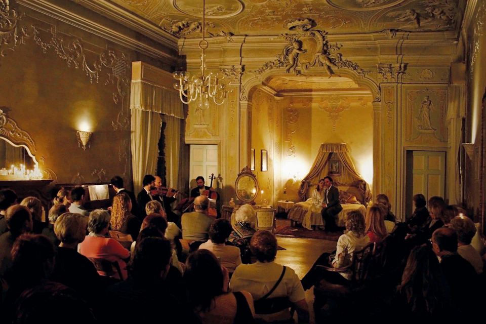 The alcove room, third act
