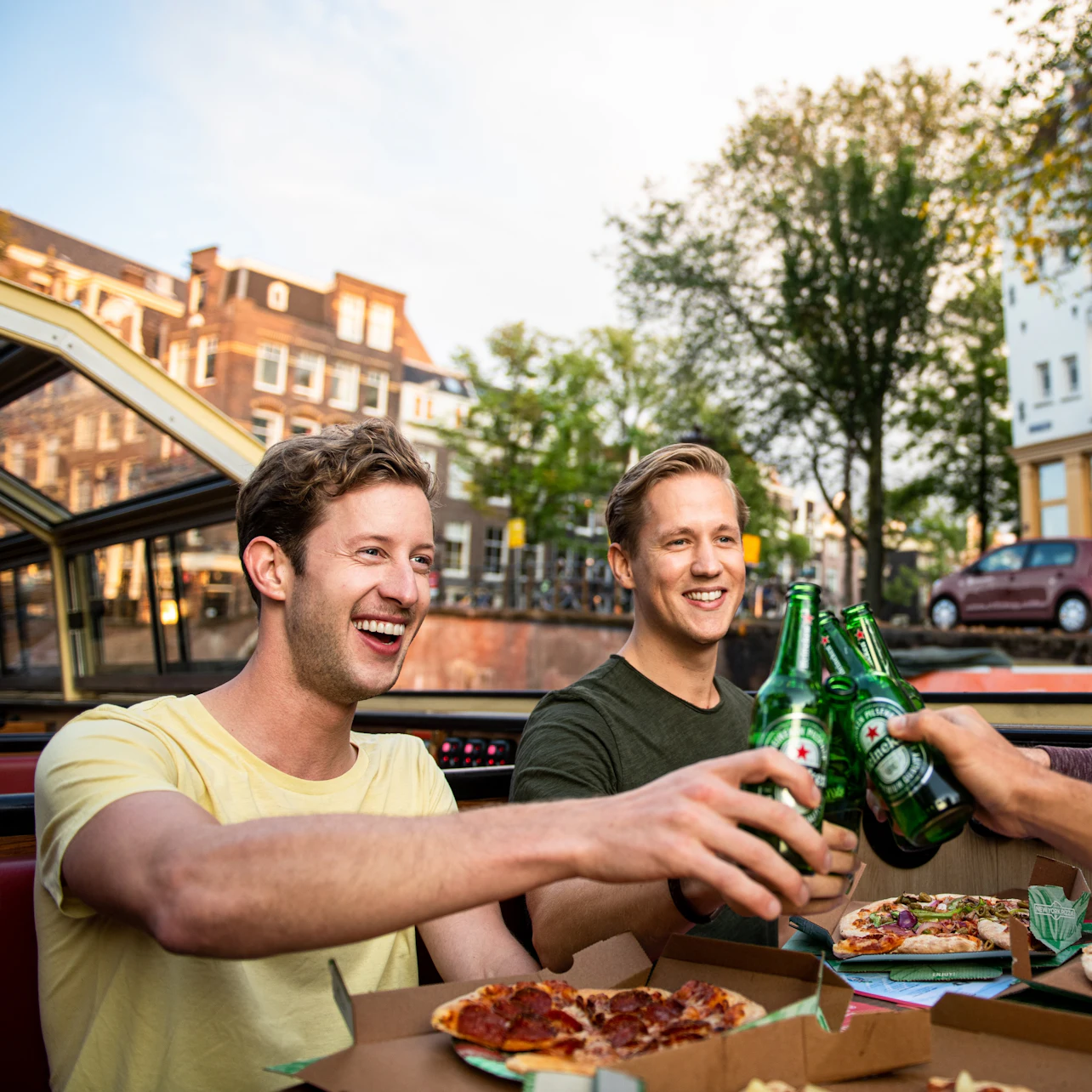 Amsterdam: Evening Canal Cruise with Pizza & Drinks