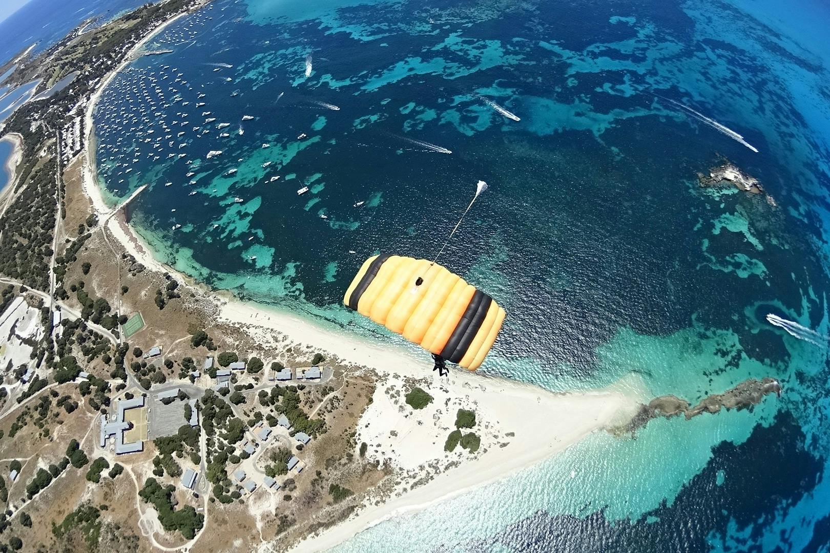 在罗特内斯特岛海滩上空跳伞