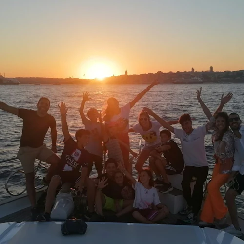 Istambul: cruzeiro de iate ao pôr do sol no Bósforo com lanches - Photo 7
