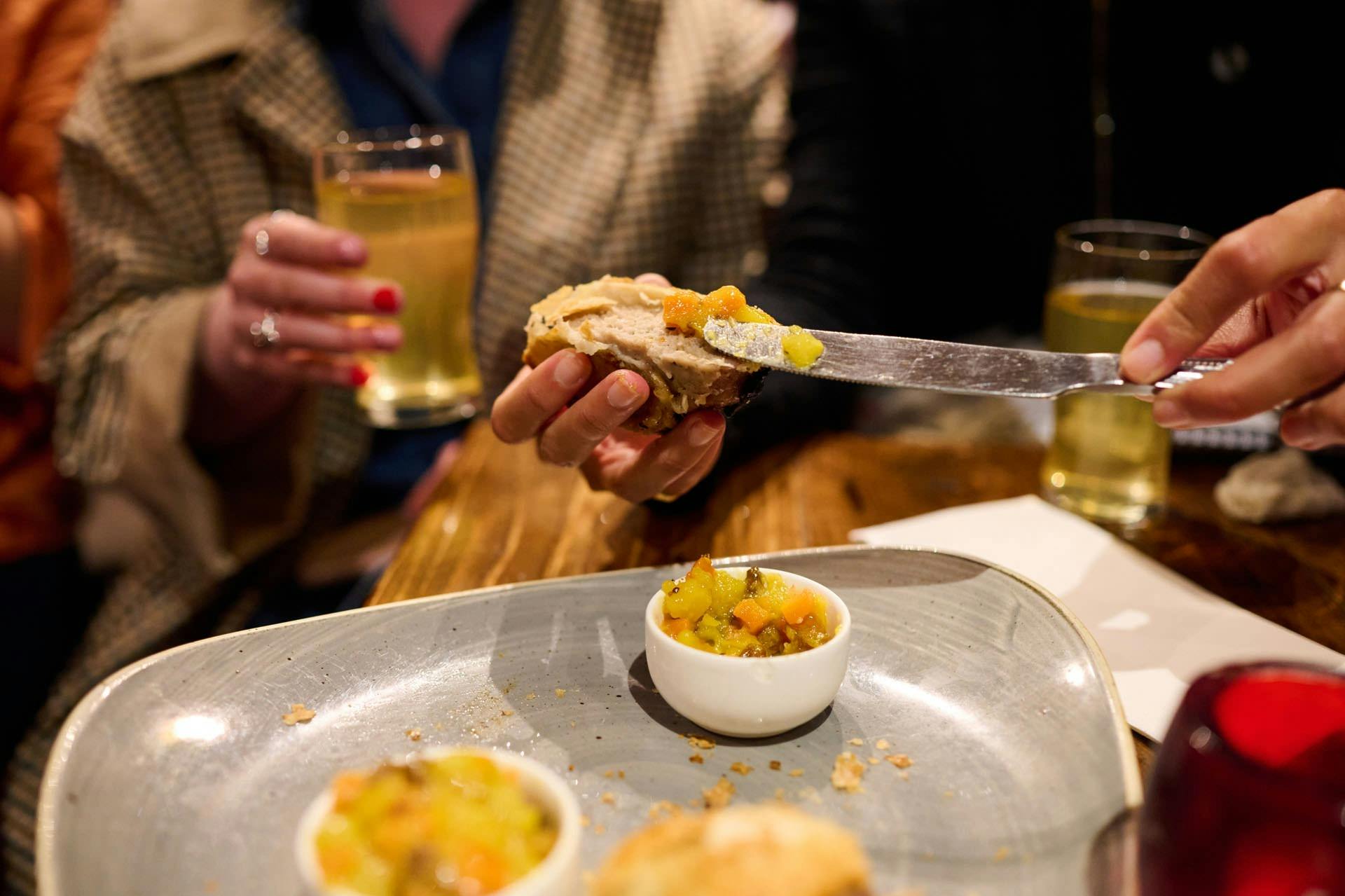 런던의 유서 깊은 펍에서 맛보는 에일의 맛과 이야기