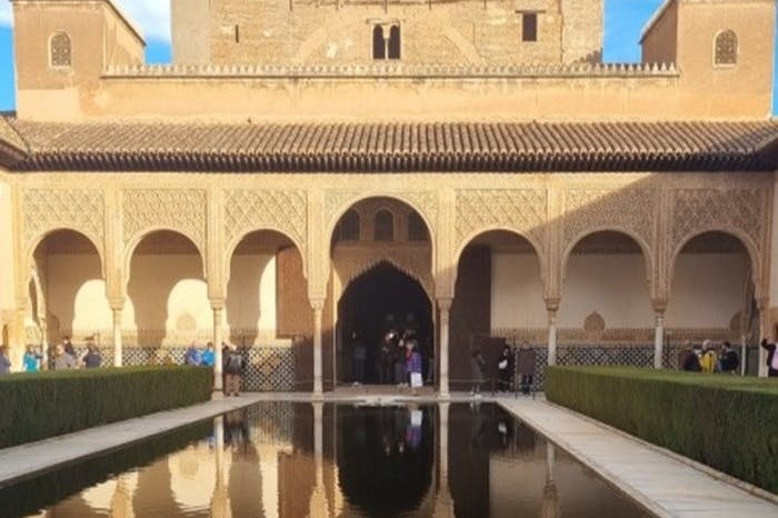 Дворец Комарес